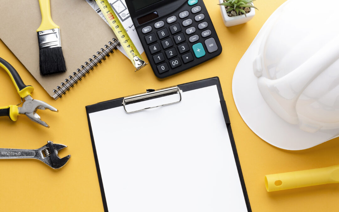 Bygghjälm, pensel, miniräknare, skiftnyckel, papper